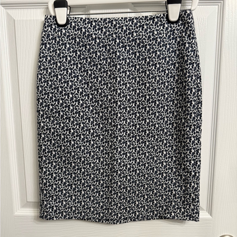Ann Taylor Pencil skirt size 4 blue & white floral design short cotton zip up - Picture 1 of 6